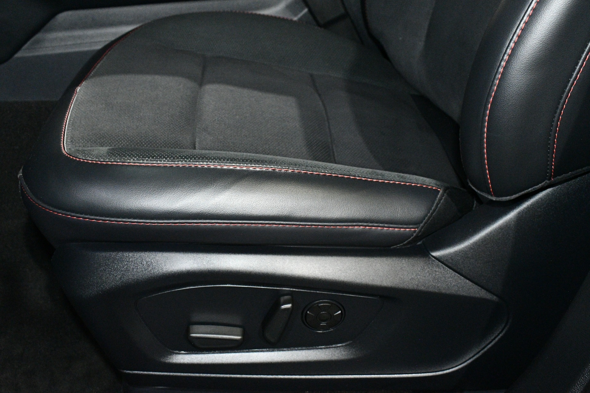 2025 Ford Explorer ST - Photo 13