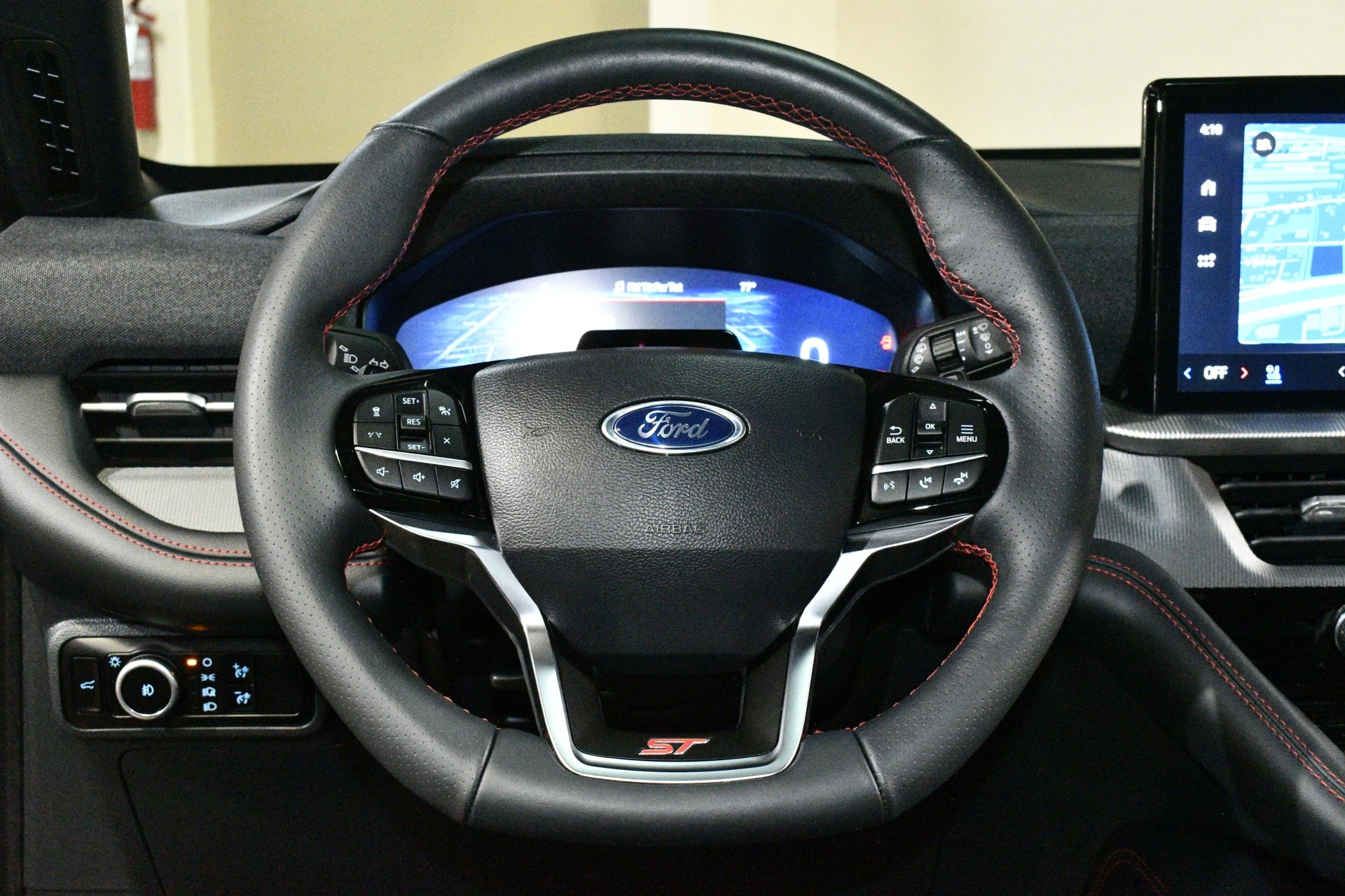 2025 Ford Explorer ST - Photo 27