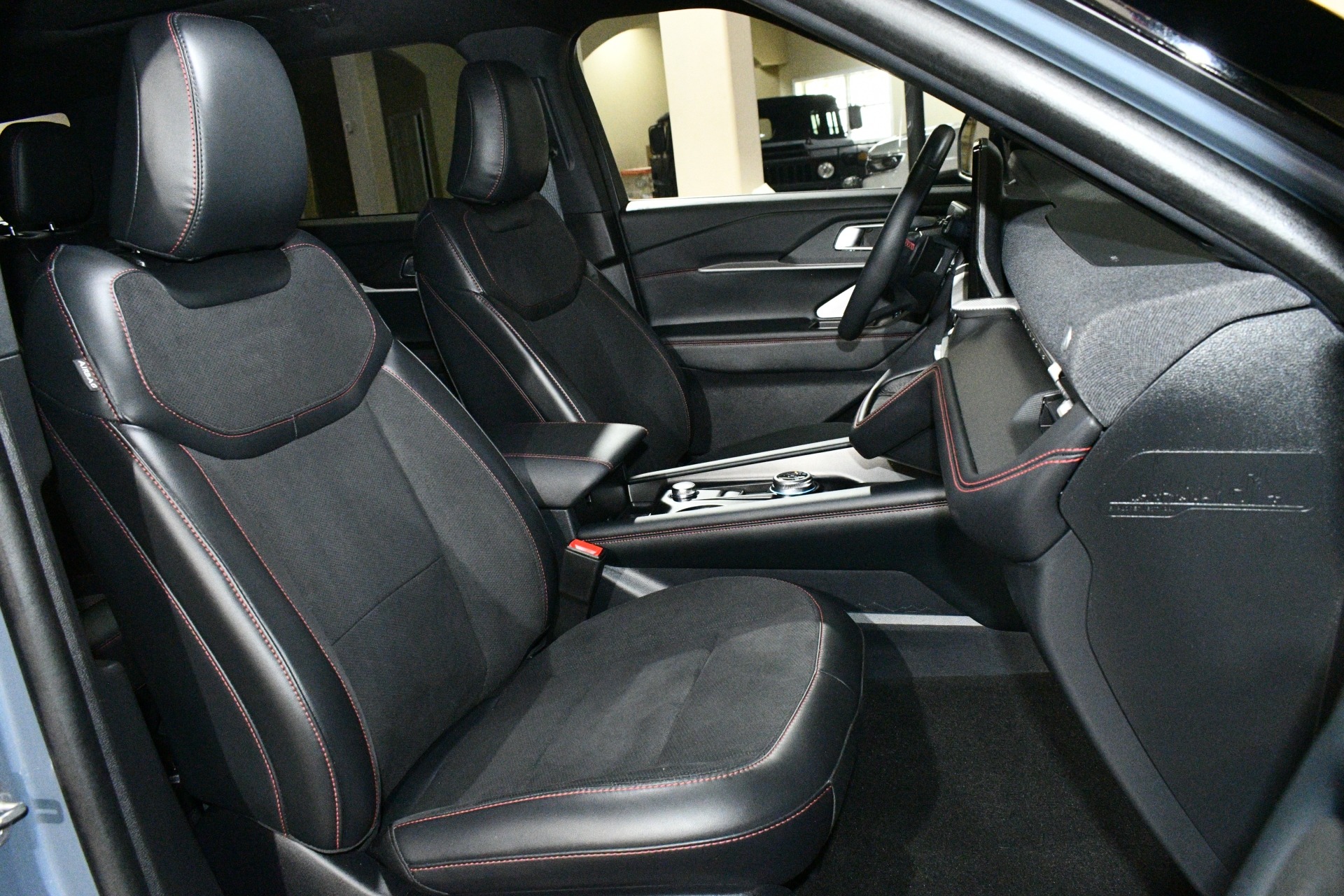 2025 Ford Explorer ST - Photo 8