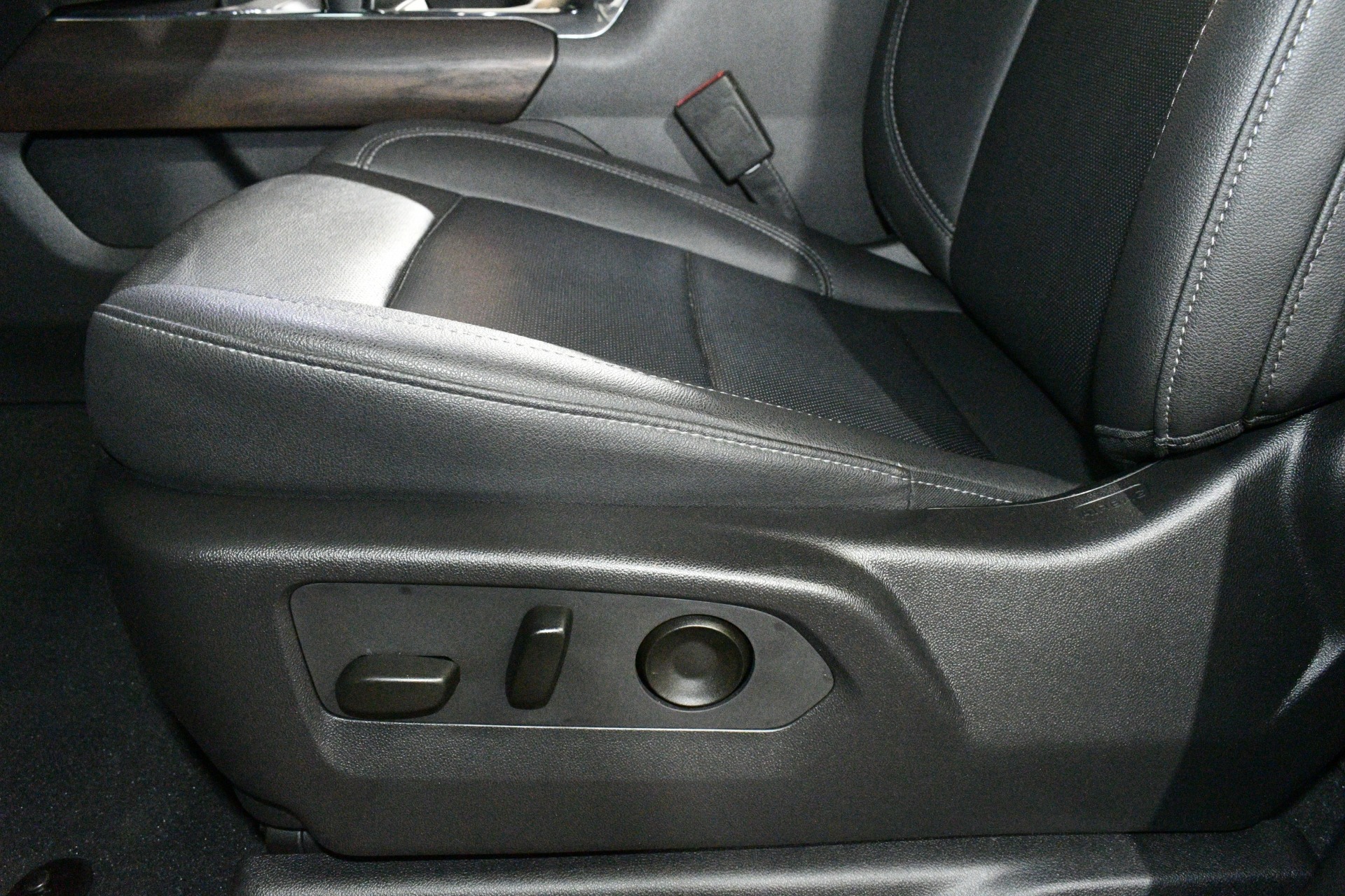 2023 GMC Sierra 1500 SLT - Photo 13