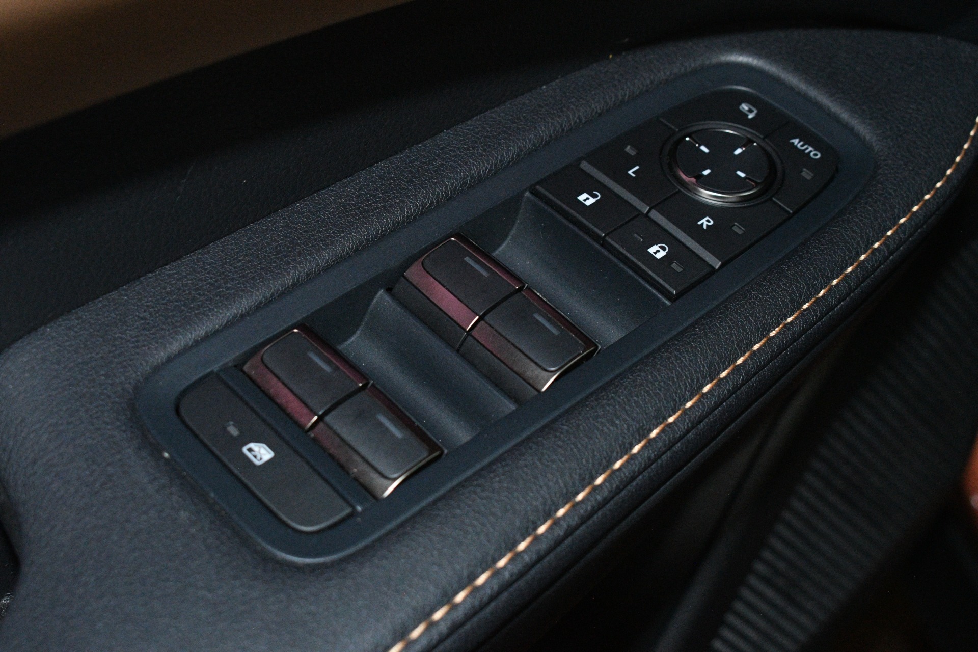 2025 Lexus RX 350 - Photo 40