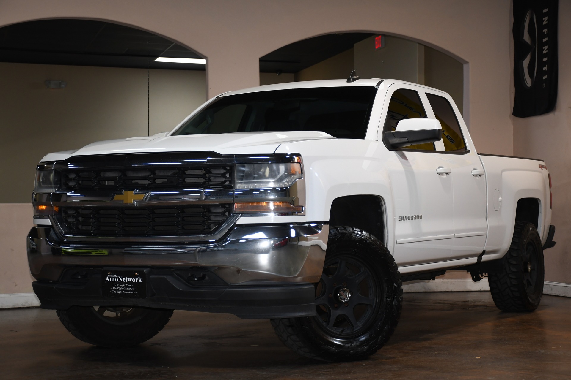 2016 Chevrolet Silverado 1500 LT photo 2