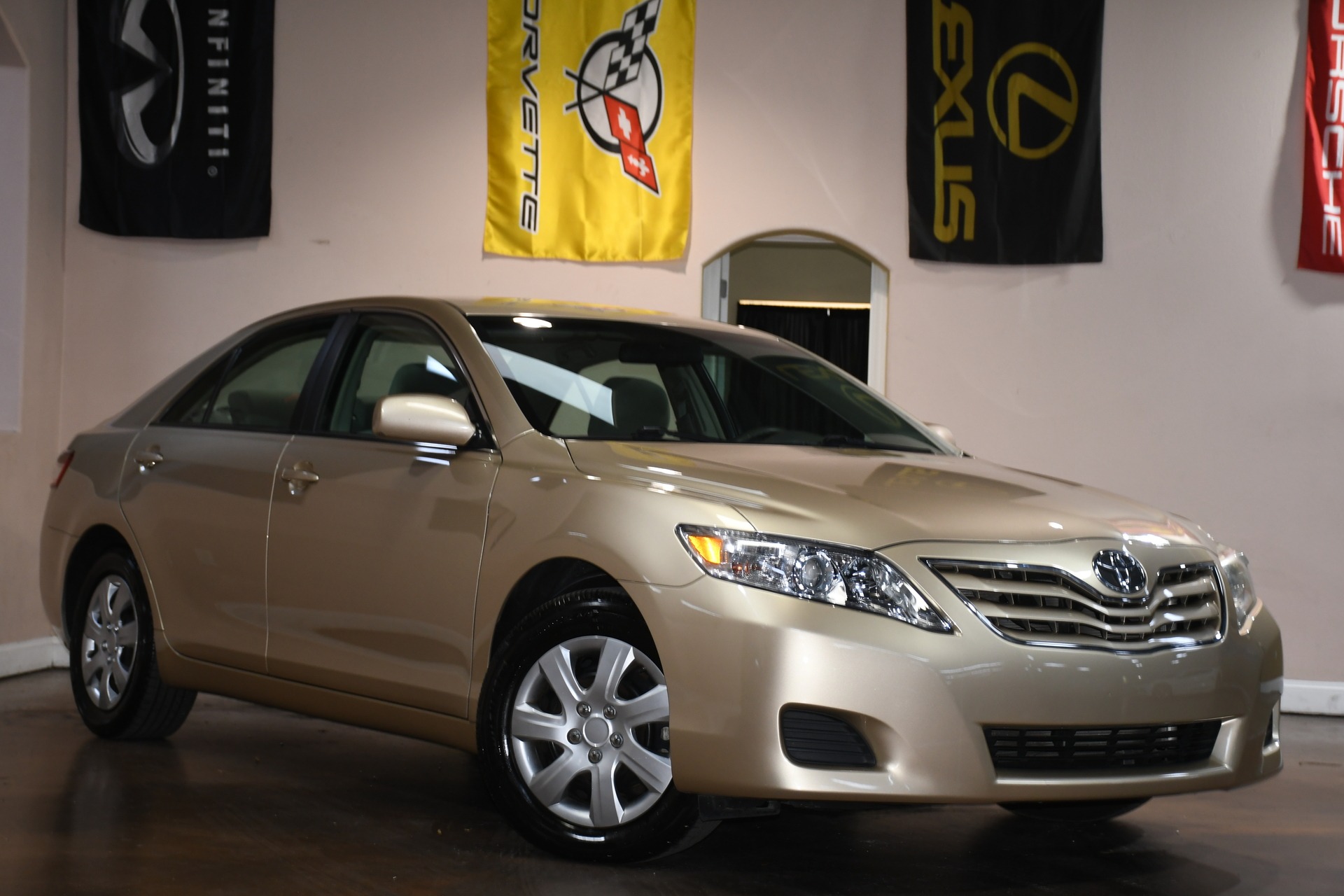 2010 Toyota Camry LE photo 3