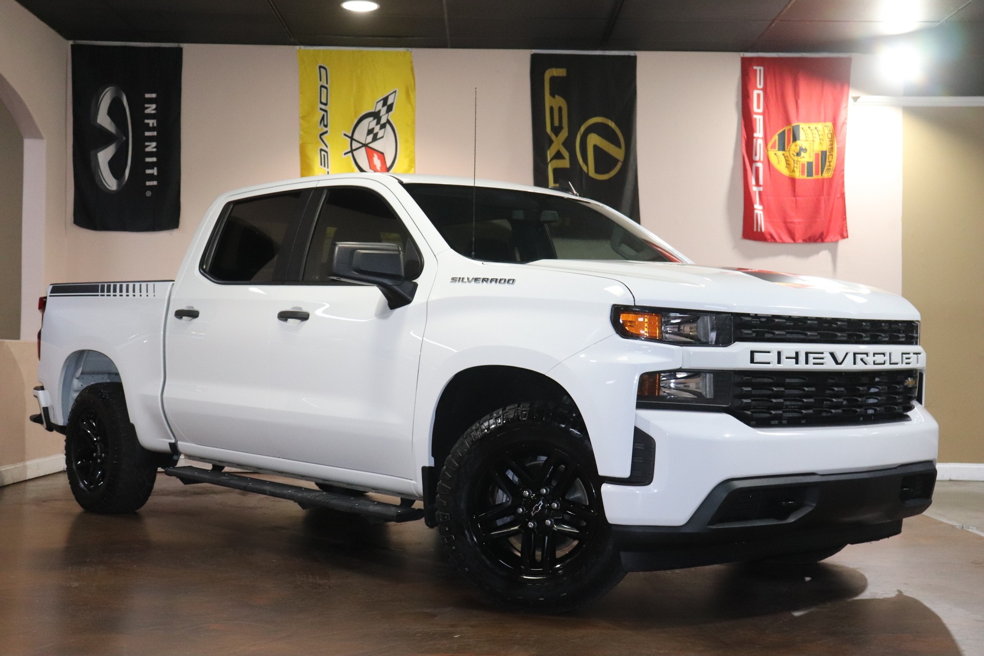 2019 Chevrolet Silverado 1500 Custom photo 3